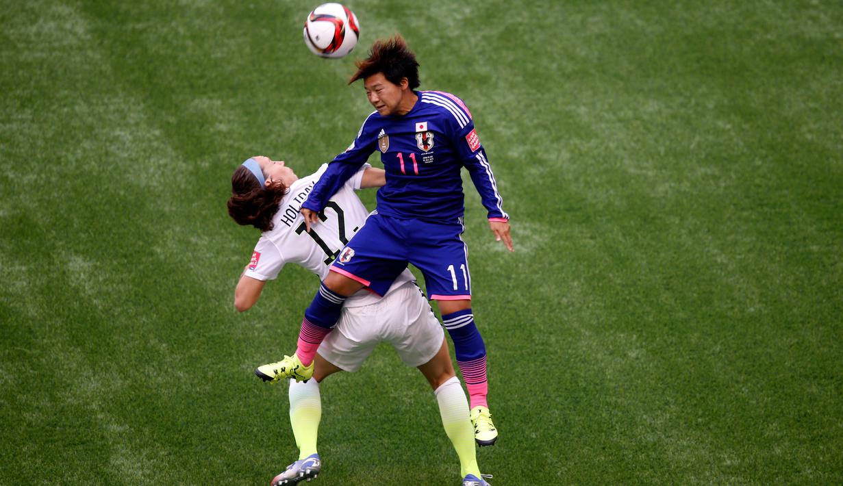 Penyerang Jepang, Shinobu Ohno (kanan)( berebut bola udara dengan gelandang Lauren Holiday di final Piala Dunia wanita di BC Place, Vancouver, Kanada, Senin (6/7/2015). Amerika mengalahkan Jepang dengan skor 5-2. (Reuters/Erich Schlegel)