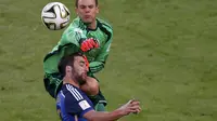 Neuer beradu fisik dengan Higuain (REUTERS/David Gray)