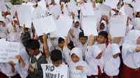 Ribuan anak-anak di Purbalingga menulis surat untuk Presiden Jokowi (Liputan6.com / Aris Andrianto)