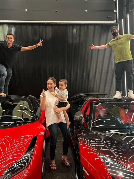 <p>Sebelum menjamu dengan makanan khas dari Indonesia, Alan Walker terlebih dulu melihat-lihat kediaman pria yang kerap disapa Sultan Andhara ini. Termasuk keliling garasi mewah milik pria dua orang anak ini.[Youtube/Rans Entertainment]</p>