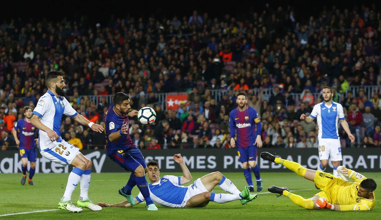Striker Barcelona, Luis Suarez, saat pertandingan melawan Leganes pada laga La Liga di Stadion Camp Nou, Sabtu (7/4/2018). Barcelona menang 3-1 atas Leganes. (AP/Manu Fernandez)