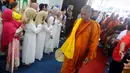 Di Kanzus Sholawat, para biksu sudah ditunggu oleh para warga pesantren maupun umat Buddha yang sengaja datang untuk bertemu langsung. (merdeka.com/Arie Basuki)