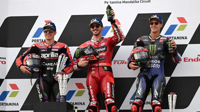 Foto: Trio Pinjam Dulu Seratus Berhasil Naik Podium di MotoGP Mandalika 2023, Maverick Vinales Selebrasi Pakai Kostum Batman