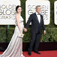 Ajang penghargaan Golden Globe Award nampaknya menjadi malam yang tak ingin dilewati oleh para selebriti Hollywood. Termasuk sutradara terkenal Mel Gibson yang mengajak kekasihnya hadir di tempat itu. (AFP/Bintang.com)