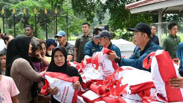 Jokowi Saksikan Pembagian Sembako Jelang Lebaran di Istana Bogor