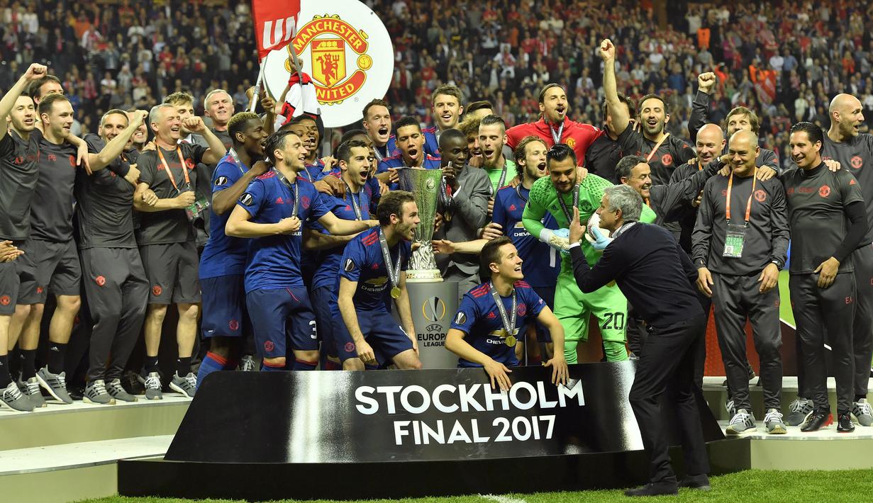 Pelatih Manchester United Jose Mourinho memimpin anak asuhnya merayakan gelar juara Liga Europa usai mengalahkan Ajax di Friends Arena, Stockholm, Swedia, (24/5/2017). MU menang 2-0. (AP/Martin Meissner)