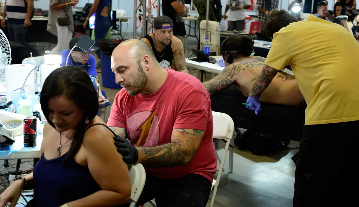 Sejumlah seniman tato saat berpartisipasi dalam "New York Ink" di edisi 5 Konvensi Internasional Paradise Tatto, di San Antonio de Belen, San Jose, (8/5). Lebih dari 300 seniman tato berpartisipasi di acara ini.(AFP PHOTO/Ezequiel Becerra)