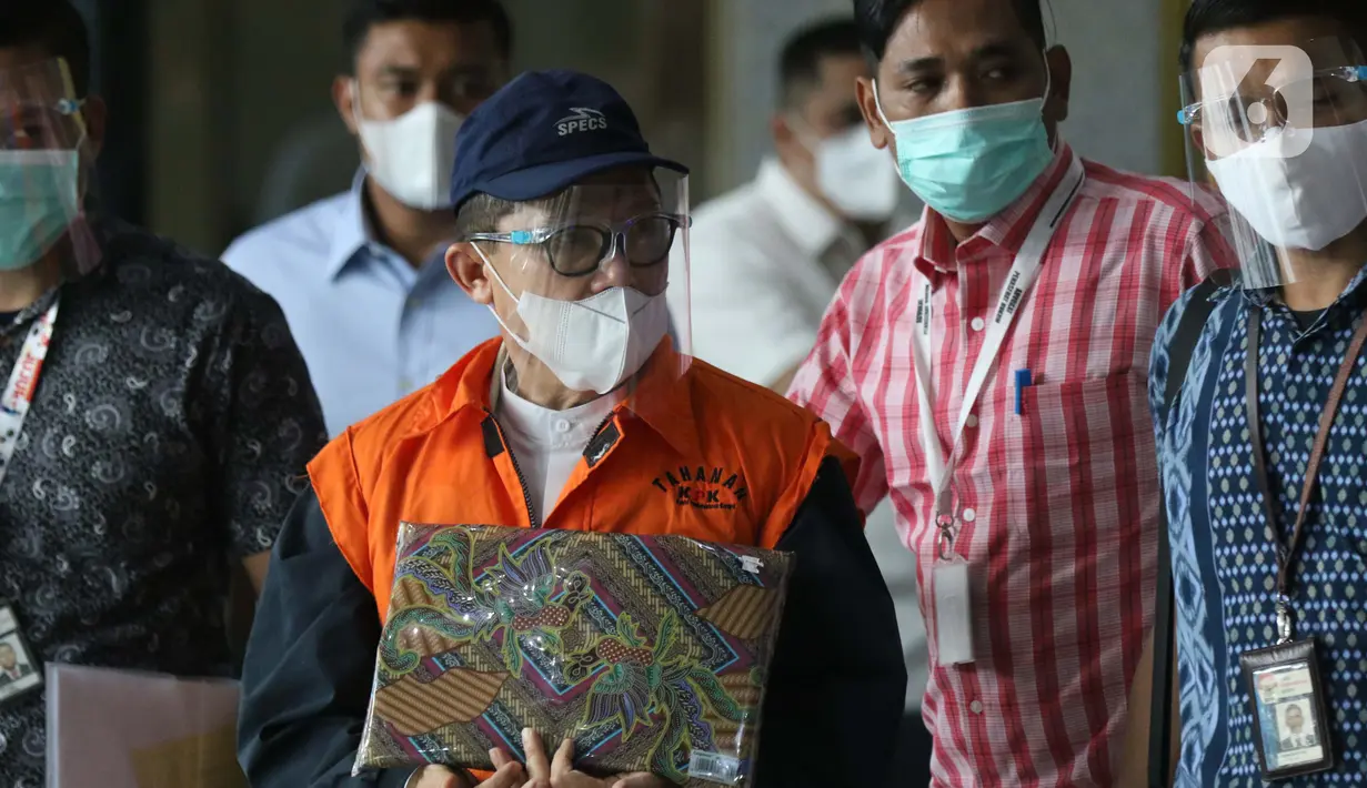 Wali Kota Dumai periode 2016-2021, Zulkifli Adnan Singkah (rompi oranye) bersiap mengikuti rilis penahanan di Gedung KPK, Jakarta, Selasa (17/11/2020). Zulkifli AS ditahan KPK terkait dugaan suap pengurusan Dana Alokasi Khusus Kota Dumai dalam APBN-P 2017-2018. (Liputan6.com/Helmi Fithriansyah)