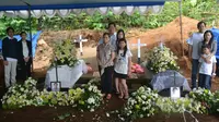 Tony Linaksita (ayah) dan Grayson Herbert Linaksita (anak), korban AirAsia QZ8501, dimakamkan berdampingan di Kompleks Pemakaman Sentong Baru Lawang, Malang, Jawa Timur. (Liputan6.com/Zainul Arifin)