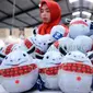 Pekerja menyelesaikan pembuatan boneka maskot Asian Games 2018. (Times Indonesia/Adhitya Hendra)