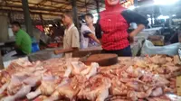 Penjualan daging ayam di Pasar Tradisional Lemabang Palembang akan meningkat pada H-2 lebaran (Liputan6.com / Nefri Inge)