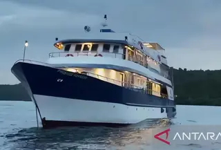 Kapal wisata yang sempat kandas di Raja Ampat. (Antara)