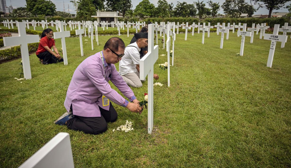 Lebih kurang 2.300 pelaut gugur, tenggelam bersama kapal utama HNLMS De Ruyter. Tampak dalam foto, orang-orang memberi penghormatan kepada para prajurit Belanda yang gugur selama upacara peringatan 84 tahun Pertempuran Laut Jawa di pemakaman perang Belanda Ereveld di Surabaya, Jawa Timur, pada Jumat 27 Februari 2026. (JUNI KRISWANTO/AFP)