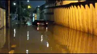 Banjir merendam sejumlah kawasan di Tangerang setelah hujan deras mengguyur wilayah tersebut. (Liputan6.com/Pramita Tristiawati)