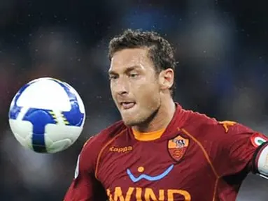 AS Roma's forward Francesco Totti controls the ball during Italian Serie A match against Inter Milan on October 19, 2008 at Rome's Olympic Stadium. AFP PHOTO/FILIPPO MONTEFORTE 