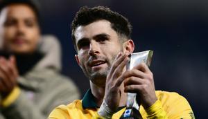 Christian Pulisic saat menggenggam trofi pemain terbaik usai membawa AC Milan mengalahkan Torino di ajang Liga Italia. (Marco BERTORELLO / AFP)