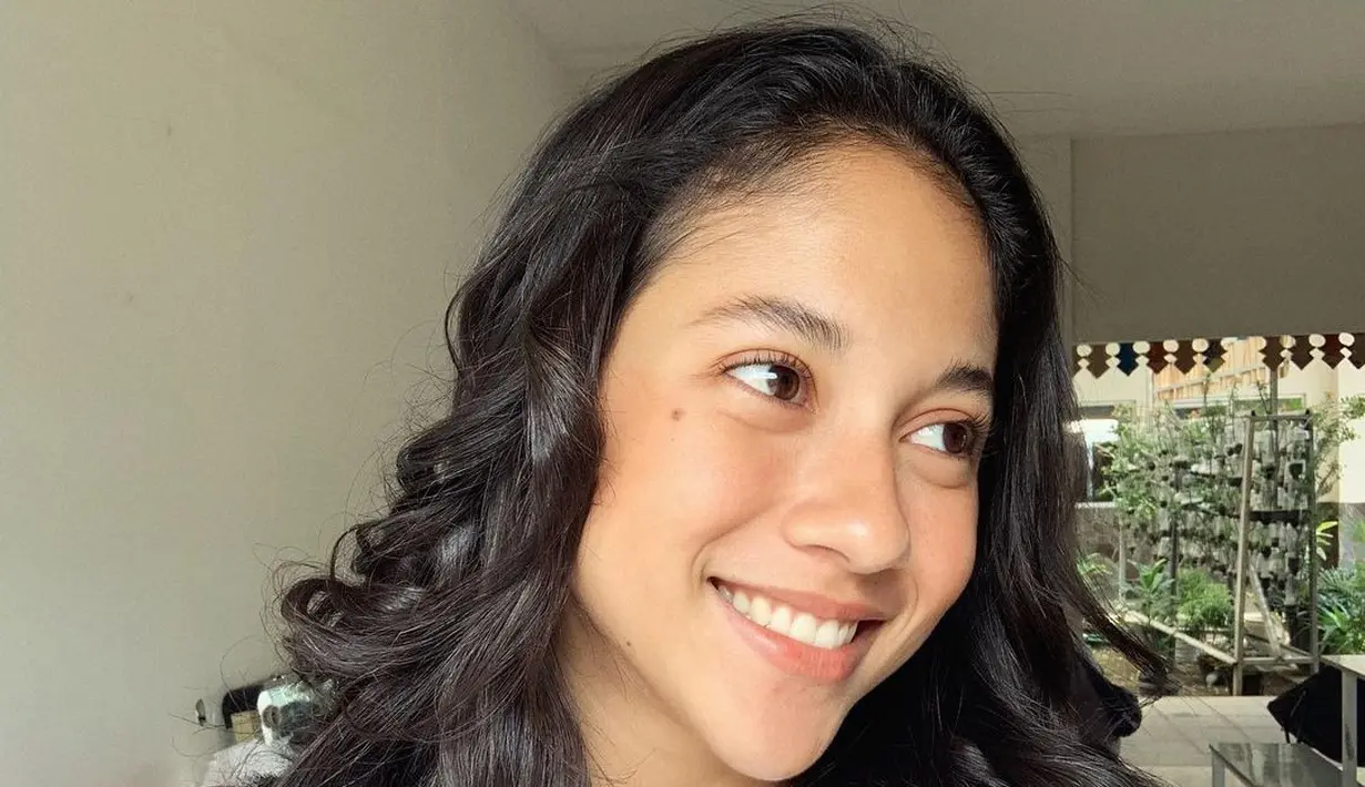 Selain menunjukkan bare face, Sitha Marino juga sering tampak memamerkan keindahan rambut aslinya. Tanpa ditata berlebihan, Sitha sering tampil dengan rambut hitamnya yang memesona. Foto: Instagram.