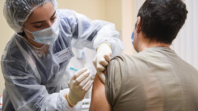 Seorang petugas medis memberikan suntikan vaksin COVID-19 di Moskow, Rusia, pada 8 Desember 2020. Sejak dimulainya program vaksinasi massal di Moskow pada 5 Desember, sekitar 2.000 orang dari kelompok berisiko tinggi telah disuntik vaksin. (Xinhua/Evgeny Sinitsyn)