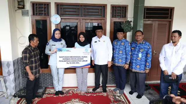 Dua keluarga atau ahli waris korban tewas dalam kecelakaan bus pariwisata di kawasan Guci, Tegal Provinsi Jawa Tengah, terima santunan dari Jasa Raharja.
