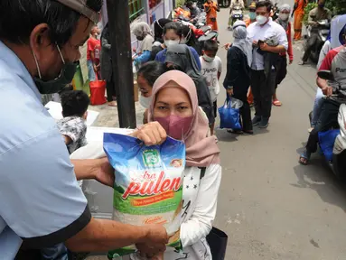 Warga saat Program Pangan Bersubsidi Februari 2022 di RPTRA Bahari, Cilandak, Jakarta selatan, Rabu (9/2/20222). Program Pangan Murah Bersubsidi ini menyediakan bahan pangan berupa beras dengan kualitas premium, telur, ikan kembung dan susu UHT dalam kemasan karton. (merdeka.com/Arie Basuki)