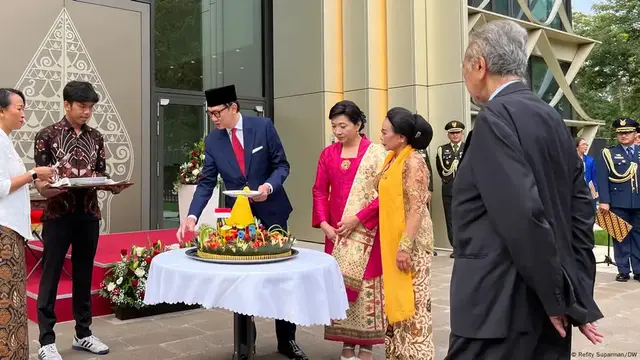 Tumpeng tidak lupa dipotong sebagai bentuk ungkapan syukur pelaksanaan upacara HUT ke-79 RI di gedung baru KBRI di Berlin. (Dok KBRI Berlin/DW Indonesia)