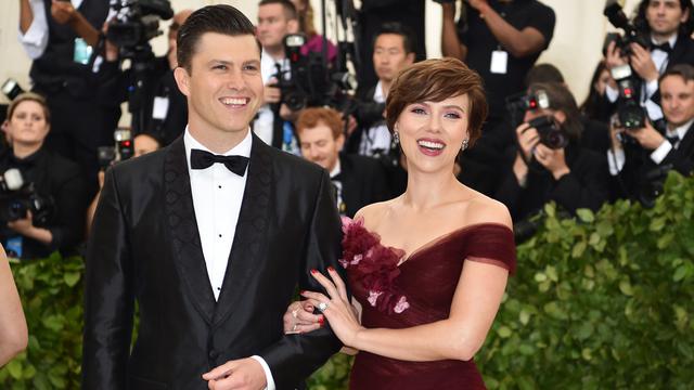 Gandeng Kekasih, Scarlett Johansson Pamer Tato di Met Gala 2018