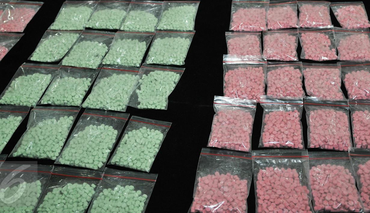 Sejumlah barang bukti narkoba jenis ekstasi diperlihatkan di Mako Ditnarkoba Mabes Polri, Jakarta, Jumat (19/2). 7 orang tersangka sindikat narkotika internasional ditangkap dengan 40 ribu butir ekstasi senilai Rp24 M. (Liputan6.com/Yoppy Renato)