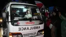 Ambulans yang membawa jenazah terpidana mati keluar dari dermaga Wijayapura, Cilacap, Jawa tengah,Jumat (29/7). Menurut informasi, Ambulans bernomor 9 mengangkut jenazah Humprey Ejike alias Doctor. (Liputan6.com/Helmi Afandi) 