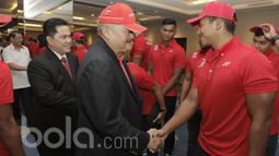 Chief de Mission Islamic Solidarity Games (ISG), Alex Noerdin bersama Ketua KOI, Erick Thohir memberikan ucapan selamat  kepada para Atlet. Indonesia menargetkan juara umum di ISG edisi keempat tersebut (Bola.com/M Iqbal Ichsan)