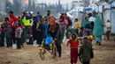 Sebelumnya, pada September lalu, sebuah laporan Perserikatan Bangsa Bangsa memperingatkan bahwa persediaan air bersih di Gaza sangat terbatas dan sebagian besar yang tersisa telah tercemar. Tampak dalam foto, orang-orang mengisi wadah air mereka di kamp Nuseirat untuk pengungsi Palestina di Jalur Gaza tengah pada Kamis 4 Desember 2025. (Eyad Baba/AFP)