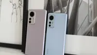 Xiaomi 12 Pro (ungu) dan Xiaomi 12 (biru), smartphone terbaru Xiaomi yang baru rilis di Indonesia (Foto: Xiaomi Indonesia)