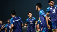 Pemain Persib Bandung, Henhen Herdiana (tengah) dkk melakukan pemanasan dalam sesi official training di Stadion Gelora Bangkalan, Madura, Kamis (30/5/2024) jelang laga leg kedua final Championship Series BRI Liga 1 2023/2024 menghadapi Madura United, Jumat, 31 Mei 2024. (Bola.com/Bagaskara Lazuardi)