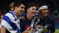 Trio Luis Suarez (kiri), Lionel Messi (tengah), dan Neymar (kanan) mempersembahkan tiga gelar untuk Barcelona pada 2015. (AFP/Patrik Stollarz)