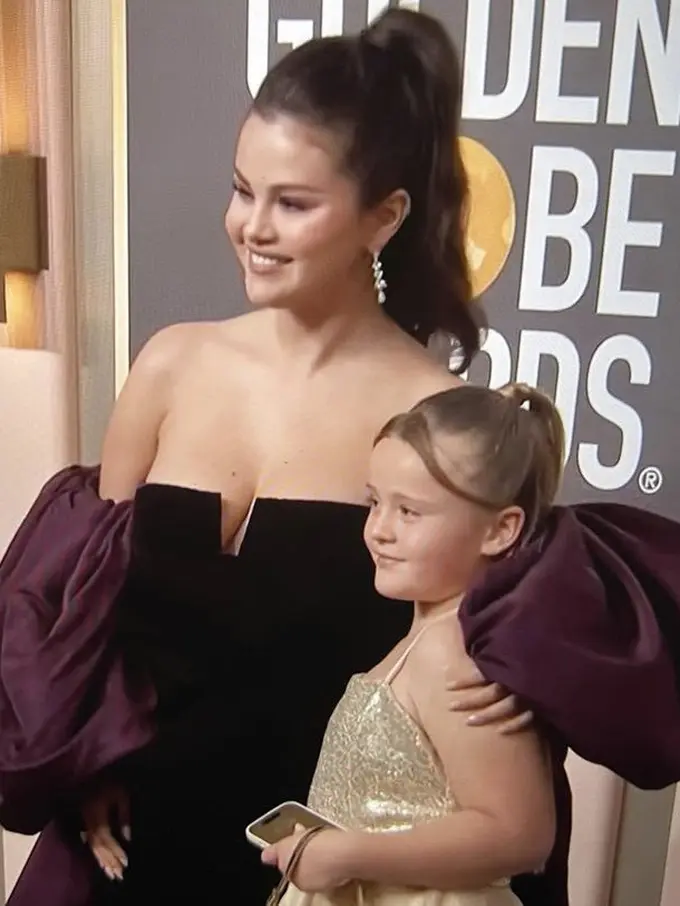 Gaya Selena Gomez Bersama Adik