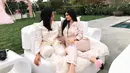 Jordyn Woods memang dekat banget dengan Kylie Jenner. Ini saat mereka kembaran memakai piyama di acara baby shower milik Kylie. (instagram/jordynwoods)