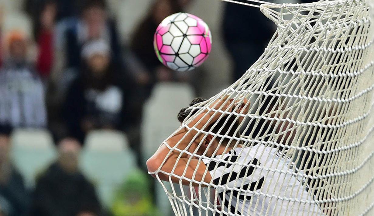 Ekspresi gelandang Juventus, Sami Khedira, usai gagal membobol gawang Sassuolo. Kini Juventus tinggal menyisakan 9 laga lagi di ajang Serie A. (AFP/Giuseppe Cacace)