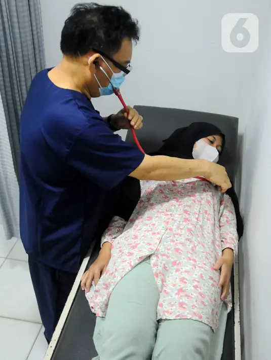 <p>Mengutip dari berbagai sumber, ISPA merupakan infeksi yang menyerang saluran pernapasan, baik saluran atas maupun bawah. ISPA bisa berupa flu biasa, influenza, sinus, hingga radang tenggorokan. (merdeka.com/Arie Basuki)</p>