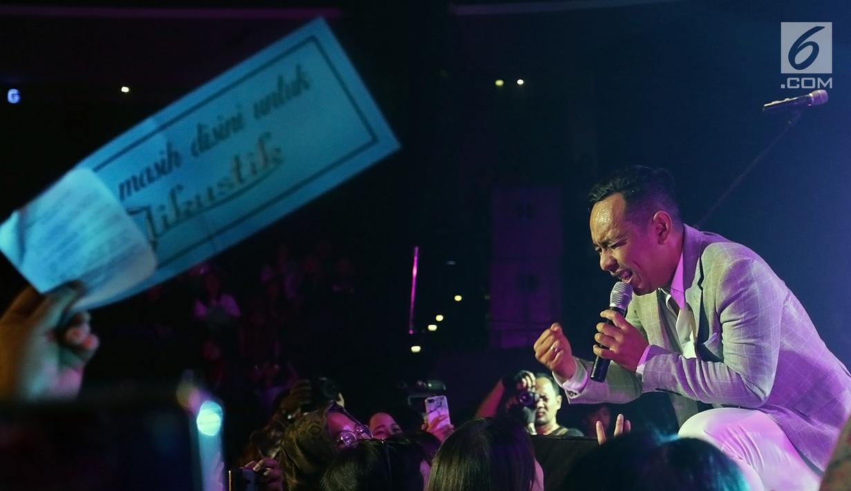 Penampilan vokalis Jikustik, Pongky Bharata saat menggelar ‘Konser Jikustik Reunian’ di Balai Sarbini, Jakarta, Jumat (19/7/2019) malam. Band asal Yogyakarta yang terbentuk pada 1996 tersebut membawakan sekitar 20 lagu hit mereka. (Fimela.com/Bambang E. Ros)