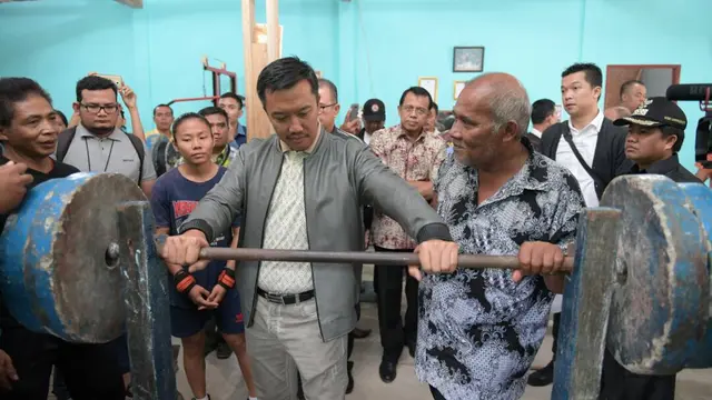 Menpora Imam Nahrawi saat mengunjungi tempat latihan lifter angkat berat asal Sumatera Barat, Sandra Diana Sari