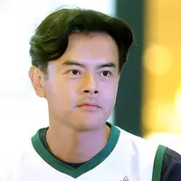 Menekuni dunia seni peran bagi Dion Wiyoko juga harus diimbangi dengan olah raga yang cukup. Bermain bola basket menjadi satu dari beberapa kegiatan Dion untuk membuat tubuhnya terlihat ideal dan sehat. [Bambang E Ros/Fimela.com]