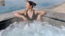 <p>Bahkan Jessica Mila juga tampak berendam di sebuah kolam air panas dengan bikini berwarna hitam. Foto: Instagram.</p>
