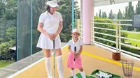 Dalam keterangan unggahan, Shandy Aulia menuliskan jika momen tersebut merupakan hari pertama Claire belajar main golf. Gadis kecil kelahiran 12 Februari 2020 itu tampil cantik dan menggemaskan katika mengikuti pelajaran golf. (Liputan6.com/IG/@shandyaulia)