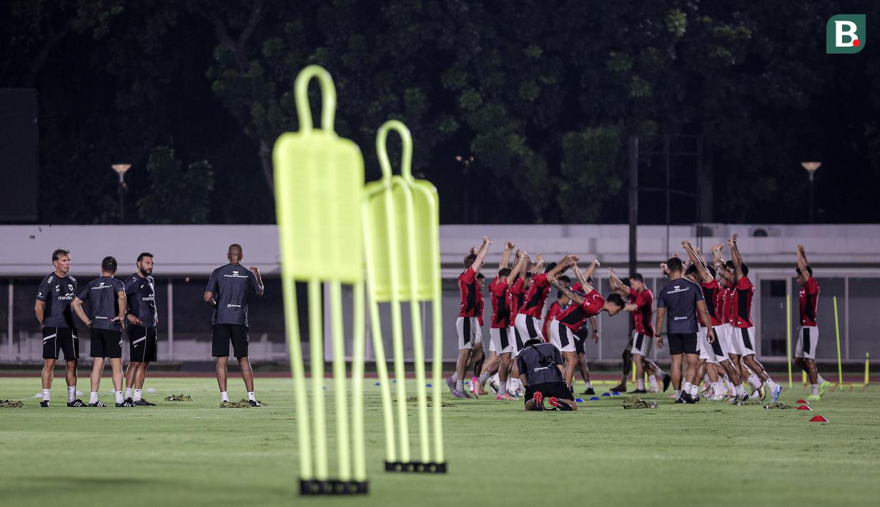 Suasana latihan perdana Timnas Indonesia di Jakarta menjelang Putaran Ketiga Kualifikasi Piala Dunia 2026 melawan China yang berlangsung di Stadion Madya, Kompleks Stadion Utama Gelora Bung Karno (SUGBK), Senayan, Jakarta, Senin (02/06/2025). (Bola.com/Bagaskara Lazuardi)
