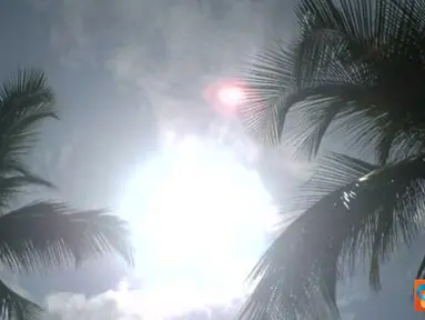 Citizen6, Banda Aceh: Fenomena alam kini muncul lagi, seberkas cahaya merah disamping matahari tampak seperti piring terbang atau UFO. Foto ini diambil oleh Armia Dahlan pada pukul 10:30 WIB (5/5) di langit Peureulak Aceh Timur. (Pengirim: Wardati)