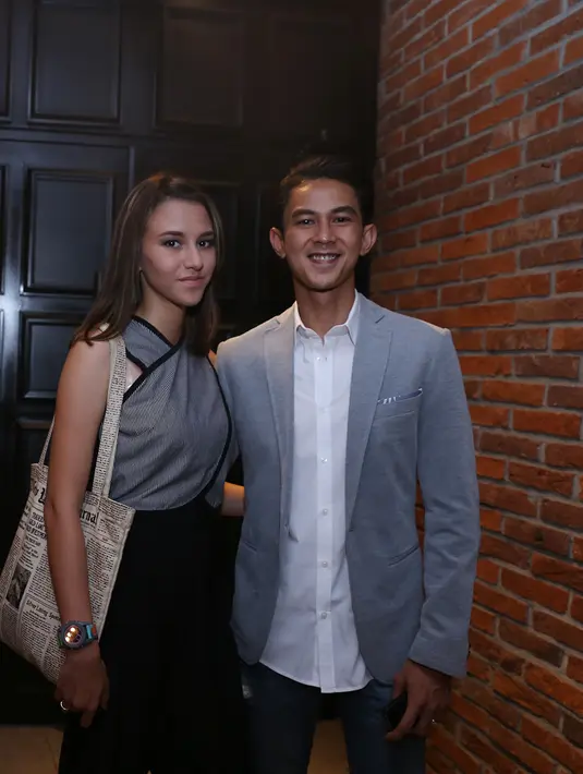 "Dulu pas saya kecil pernah lihat gerhana, waktu itu lebih antusias. Lari-lari ke lapangan," ujar Fandy. (Andy Masela/Bintang.com)