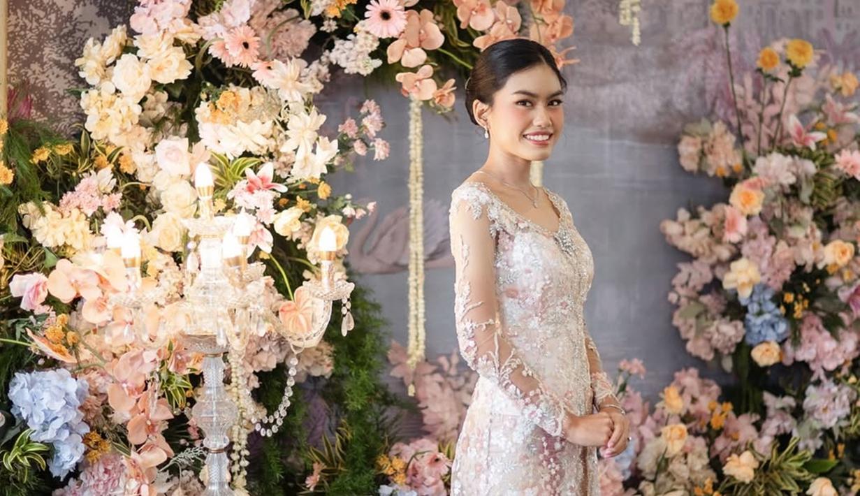 Dalam momen lamaran ini, Namira Adjani memakai barang-barang milik sang ibunda dan nenek, seperti kain dan tusuk konde. Gadis yang akrab disapa Jani ini ungkap jika kain pink yang dikenakannya sudah berusia 16 tahun, sementara tusuk konde sang nenek usianya sudah 40 tahunan. Masih cantik dipakai di masa kini, Jani akui bahagia pakai barang milik ibu dan sang nenek tercinta. (Liputan6.com/IG/@namiradjani)