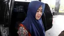 Istri Bupati Empat Lawang Suzanna Budi Antoni tiba di Gedung KPK, Jakarta, Rabu (22/7). KPK memeriksa Bupati Empat Lawang beserta istri Suzana Budi Antoni yang sudah menjadi tersangka dugaan suap kepada Akil Mochtar. (Liputan6.com/Helmi Afandi)