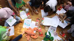 Sejumlah anak serius menyelesaikan lukisan dalam festival laut 2015 di taman Kridaloka,  Senayan, Jakarta, Sabtu (19/9/2015). Festival bertujuan untuk mengenalkan dunia laut Indonesia kepada masyarakat serta untuk menjaganya. (Liputan6.com/Angga Yuniar)
