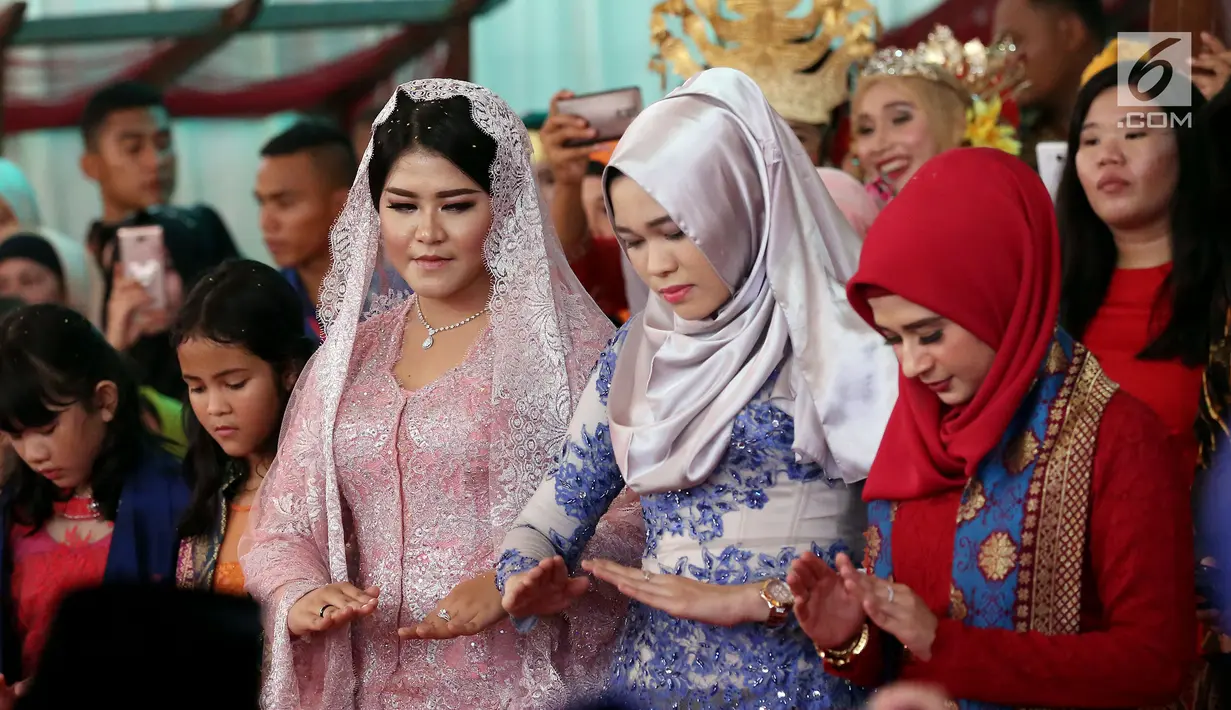 Kahiyang Ayu mengikuti prosesi pemberian marga dengan Manortor atau menari Tortor di rumah Pamannya Bobby Nasution di Medan, Selasa (21/11). Putri Presiden Jokowi, Kahiyang Ayu diberi Boru Siregar. (Liputan6.com/JohanTallo)