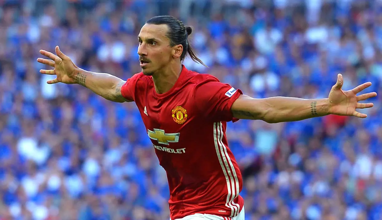 Zlatan Ibrahimovic bergabung dengan Manchester United saat usianya telah menginjak 34 tahun. Penampilan debutnya di Setan Merah saat melawan Leicester City di final Community Shield 2016. Ia berhasil mencetak gol perdana sekaligus kemenangan untuk MU. Namun, cedera memaksanya untuk terdepak dari Old Trafford dengan hijrah ke Major League Soccer bersama Los Angeles Galaxy. (AFP/Glyn Kirk)